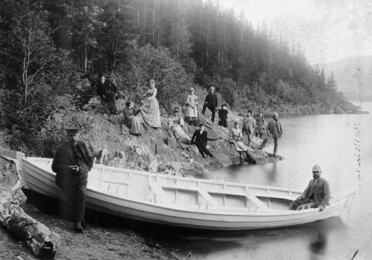 Anno Domkirkeodden, Jernbaneutbygging. Gruppe voksne på båttur, jernbanefolk, sammen med folk fra Berg gård, Brøttum, Ringsaker. Helgeberget.