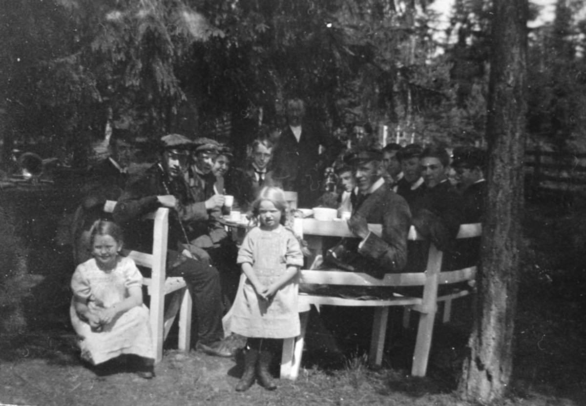 Anno Domkirkeodden, Stor gruppe rødruss på fest hos doktor Karl Løken på Granerud gård, Brumunddal.