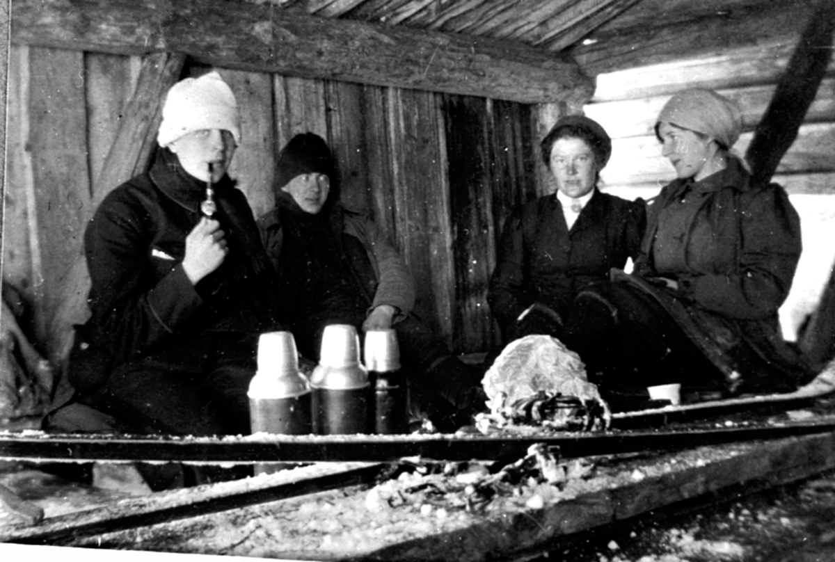 Anno Domkirkeodden, Kafferast i fjøs. Fra venstre er Arne Dahl, Arvid Arisholm, Adeleid ? Mohr, sykepleier Marie Løken. Skitur. Termoser. Fritid. Påsketur. "Hotel Mikkelsrud".