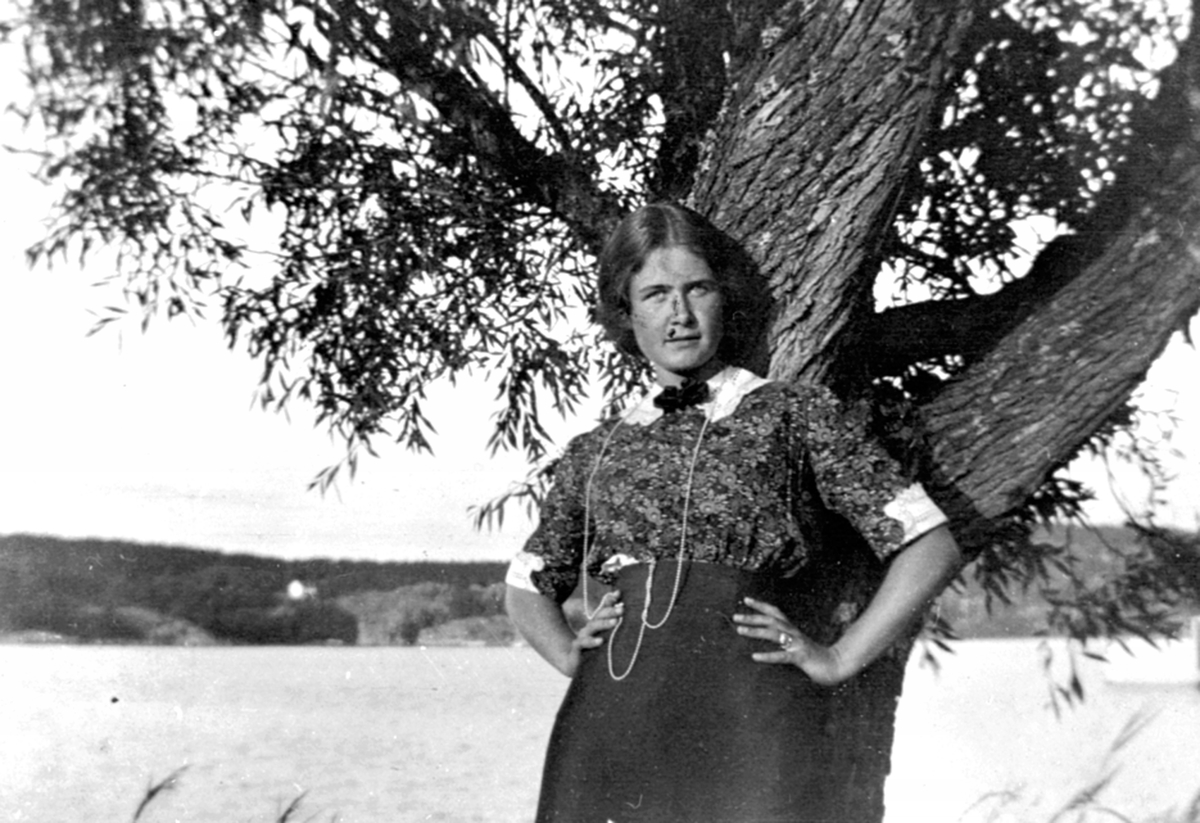 Anno Domkirkeodden, Aslaug Hannestad (1895-1987), kjent som forfatteren Anitra, gift Jevanord. Granerud gård, Brumunddal.
