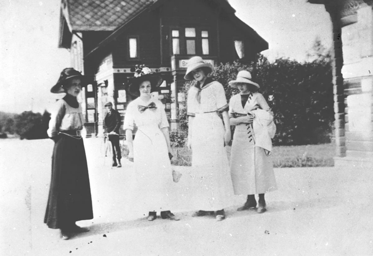 Anno Domkirkeodden, Brumunddal jernbanestasjon, ukjente kvinner, pyntet, hatter, hodeplagg, kjoler, drakter.