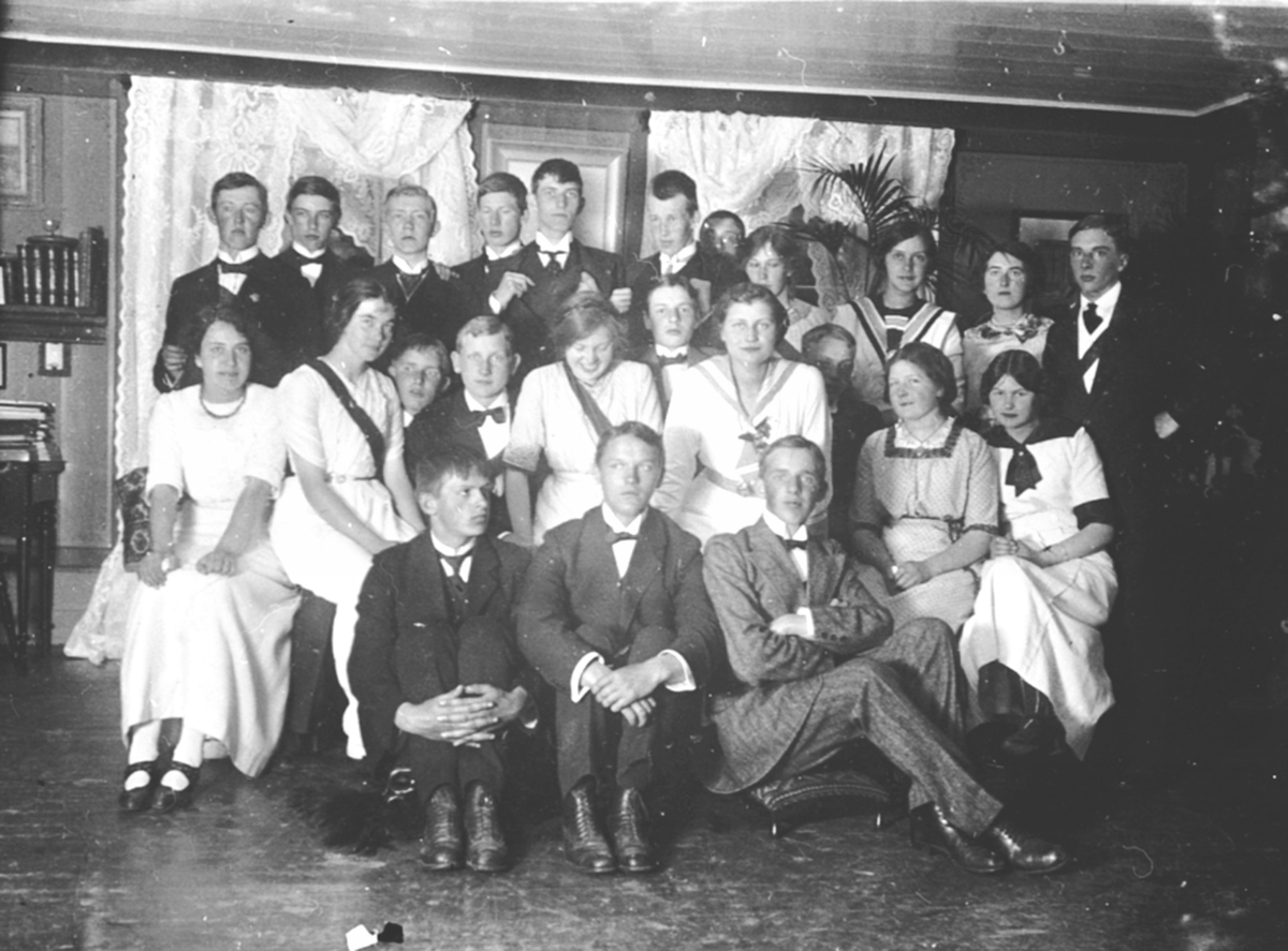 Anno Domkirkeodden, Stor gruppe rødruss, russefest hos Løken på Granerud gård, Brumunddal.