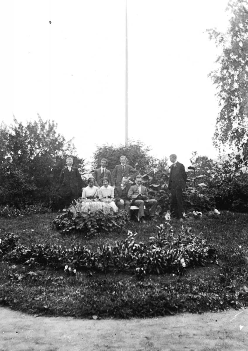 Anno Domkirkeodden, Gruppe personer foran flaggstang i hagen hos familien Løken på Granerud gård, Brumunddal.