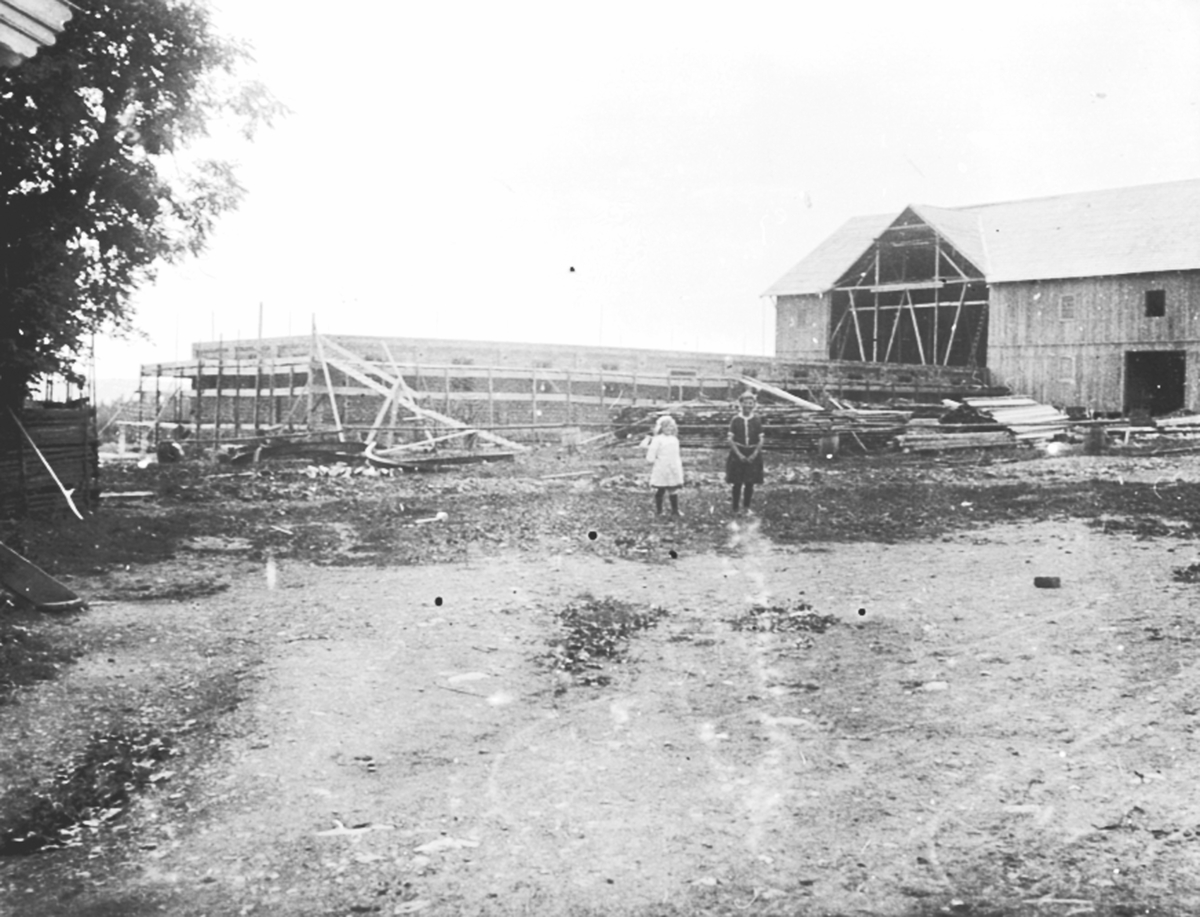 Anno Domkirkeodden, Eksteriør, låve. Ny låve under bygging på Flisaker gård, Veldre, Ringsaker.