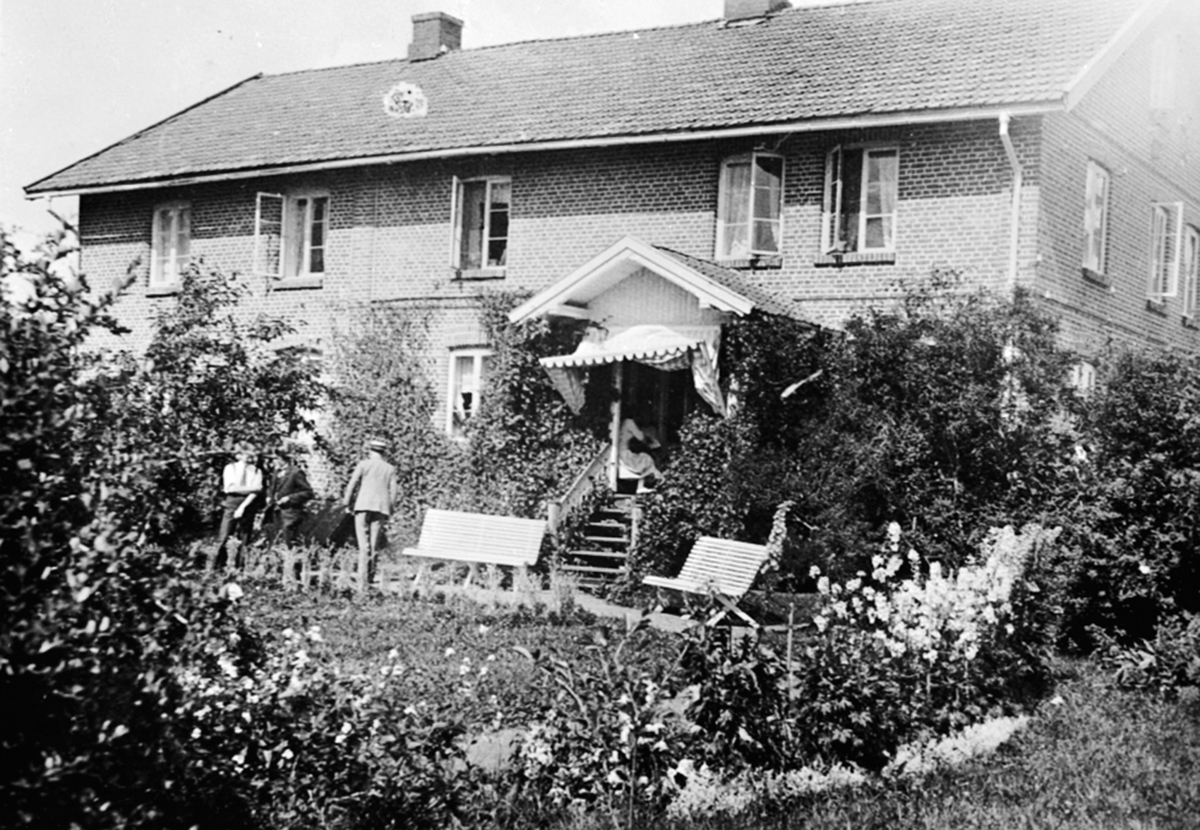Anno Domkirkeodden, Eksteriør, doktorbygningen for familien Løken på Granerud gård, Brumunddal. Teglsteinsbygning.