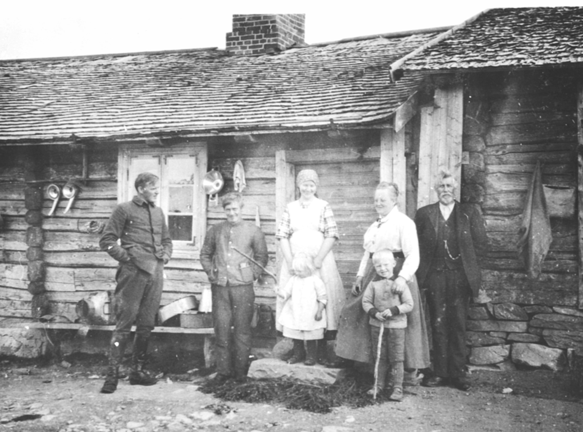 Anno Domkirkeodden, Voksne og barn foran størhuset på Nyskolla seter i Ringsakerfjellet. Fra venstr er Karl Løken, Johan Harkerud, budeie, Charlotte Gruner, Ole Harkerud, to barn.