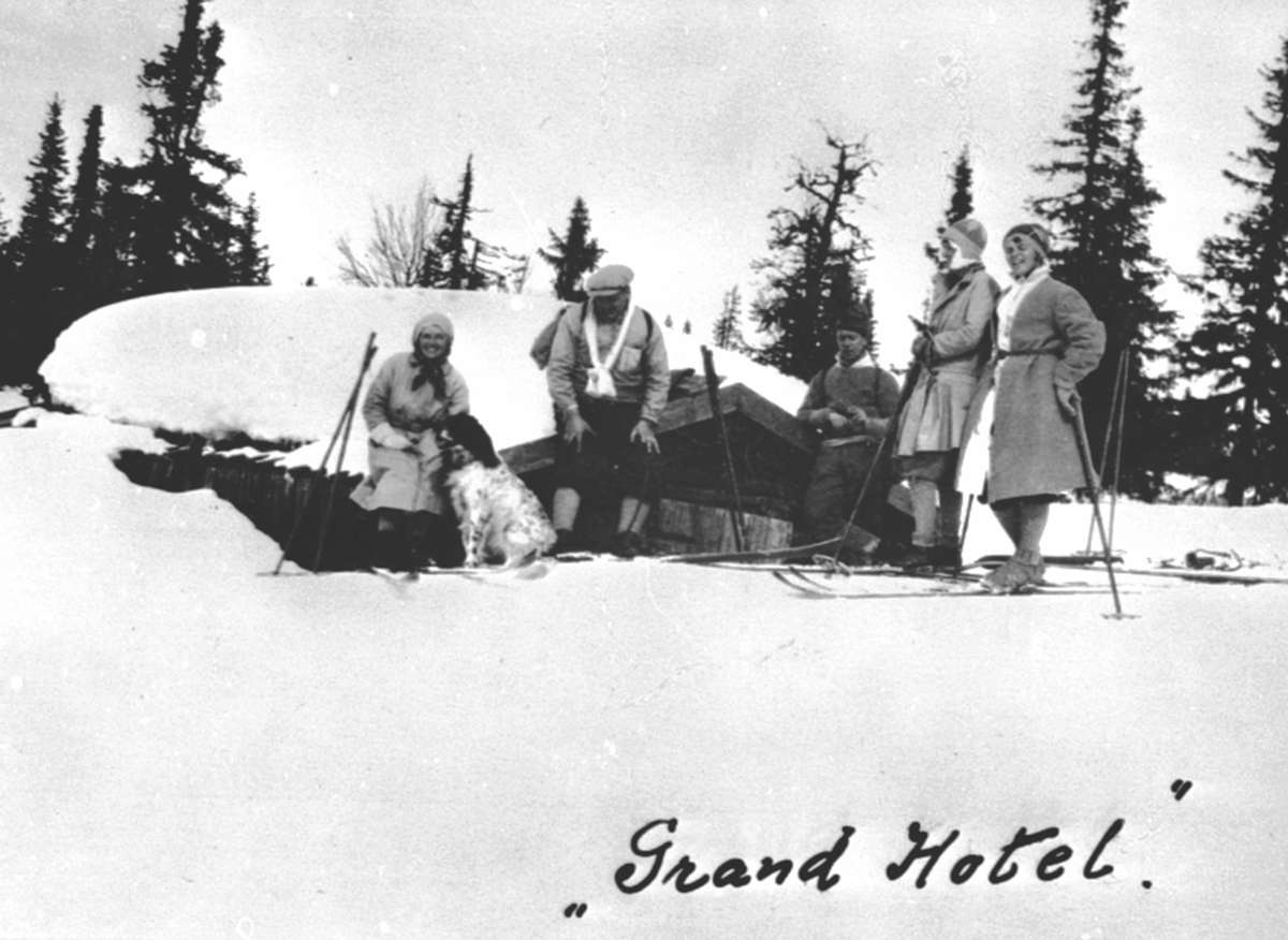 Anno Domkirkeodden, Påskeferie på Bjønnåsen. Hytta/koia "Grand Hotel". Fra venstre er fru Thune Ellefsen, Thune Ellefsen, ukjent, Alfhild Løken, Ragnhild Bjørnerud.