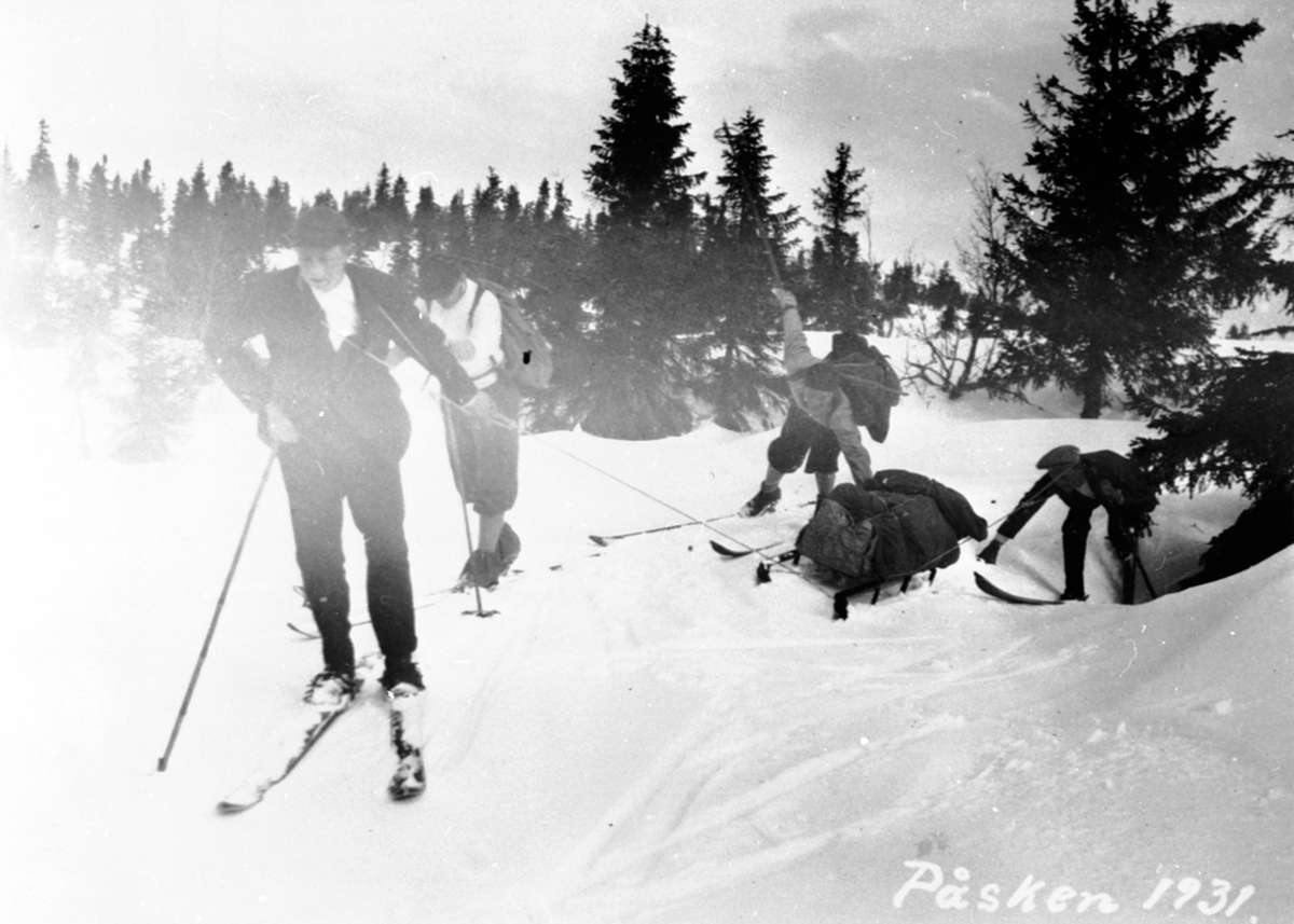 Anno Domkirkeodden, Påskeferie på Bjønnåsen. Fire skiløpere trekker skikjelke.