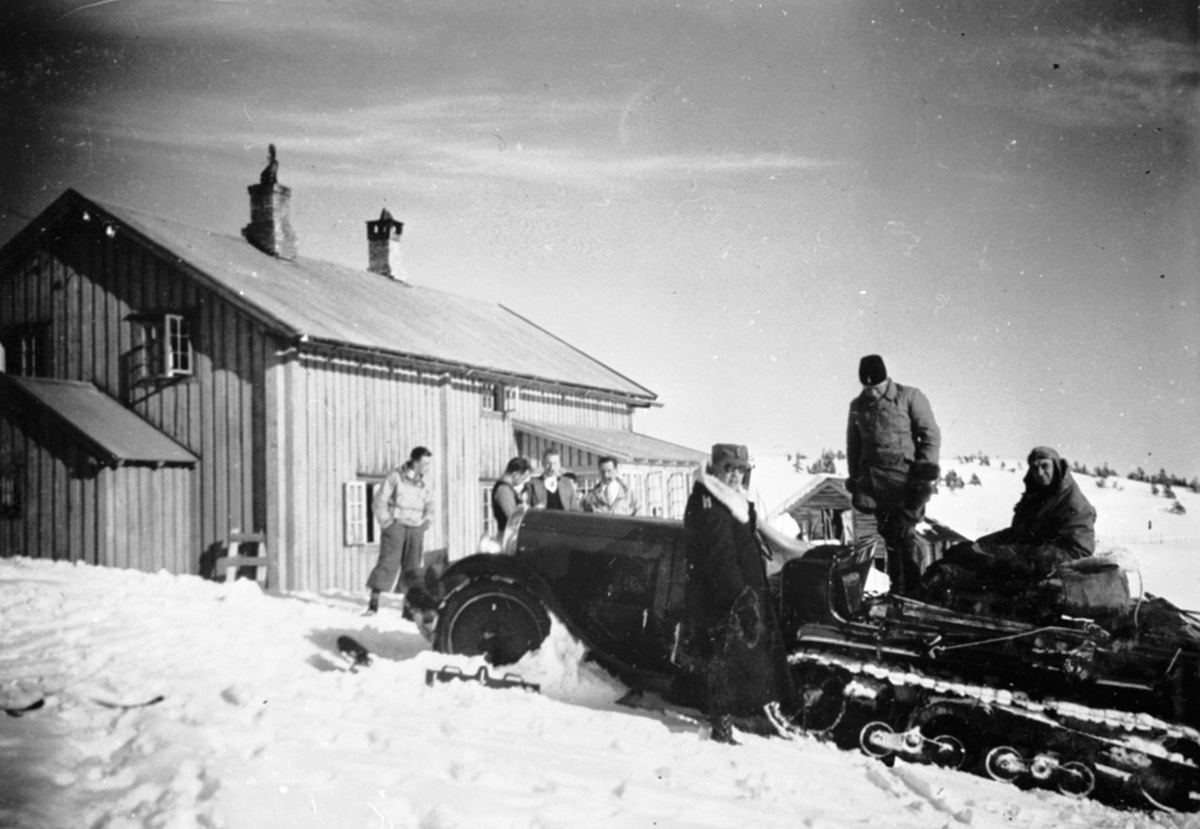 Anno Domkirkeodden, Nysjerrige bygdefolk betrakter beltebilen A-1308, tur til fjellet.
