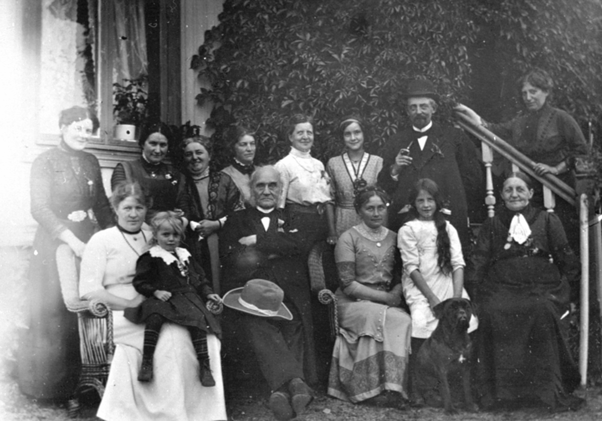 Anno Domkirkeodden, Familieselskap på Haugen under Løken gård, Rudshøgda, Ringsaker.