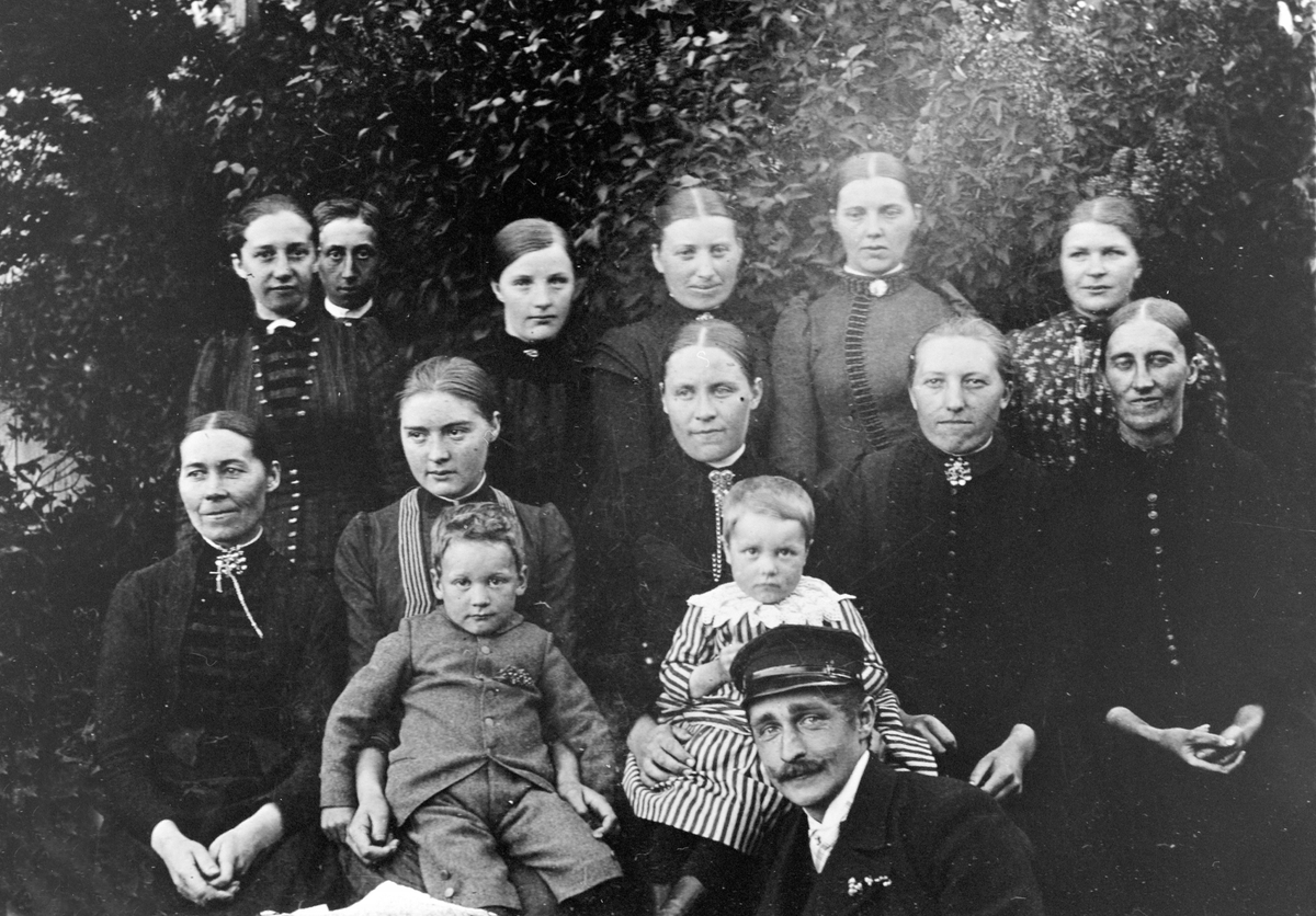 Anno Domkirkeodden, Ukjente barn og voksne på Løken østre, Rudshøgda, Ringsaker. Foran er forfatter Johan Nicolai Severin Lieblein (1866-1933). Han var født på Aas lille, Eidsvoll. Johan Nicolai Severin Lieblein (17. mai 1866–23. juni 1933) var ein norsk forfattar frå Oslo, son til egyptologen Jens Lieblein. Severin L…