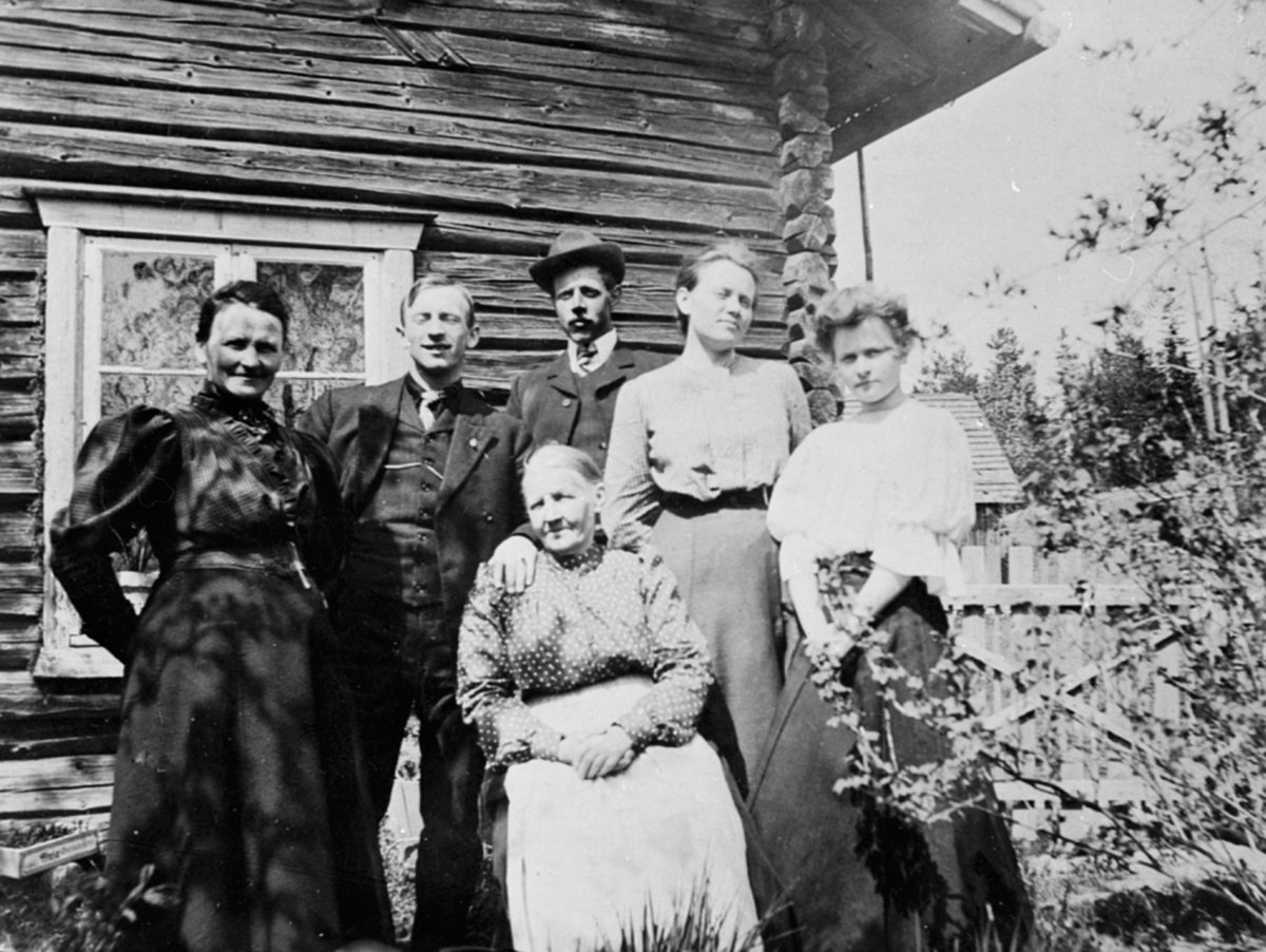 Anno Domkirkeodden, Øvre Maurud(Nordre) på Helgøya. Foran sitter Elisabeth Larsdatter Maurud (1839-1930) hun var gift med snekker Paul Larsen Maurud (1838-1896) som kjøpte Maurud i 1882. Bak fra venstre Lovise Larsdtr Johannessen søster til Paul Maurud. Så er det Lovises sønn Johs Johannessen,så står Elisabeth sine to…