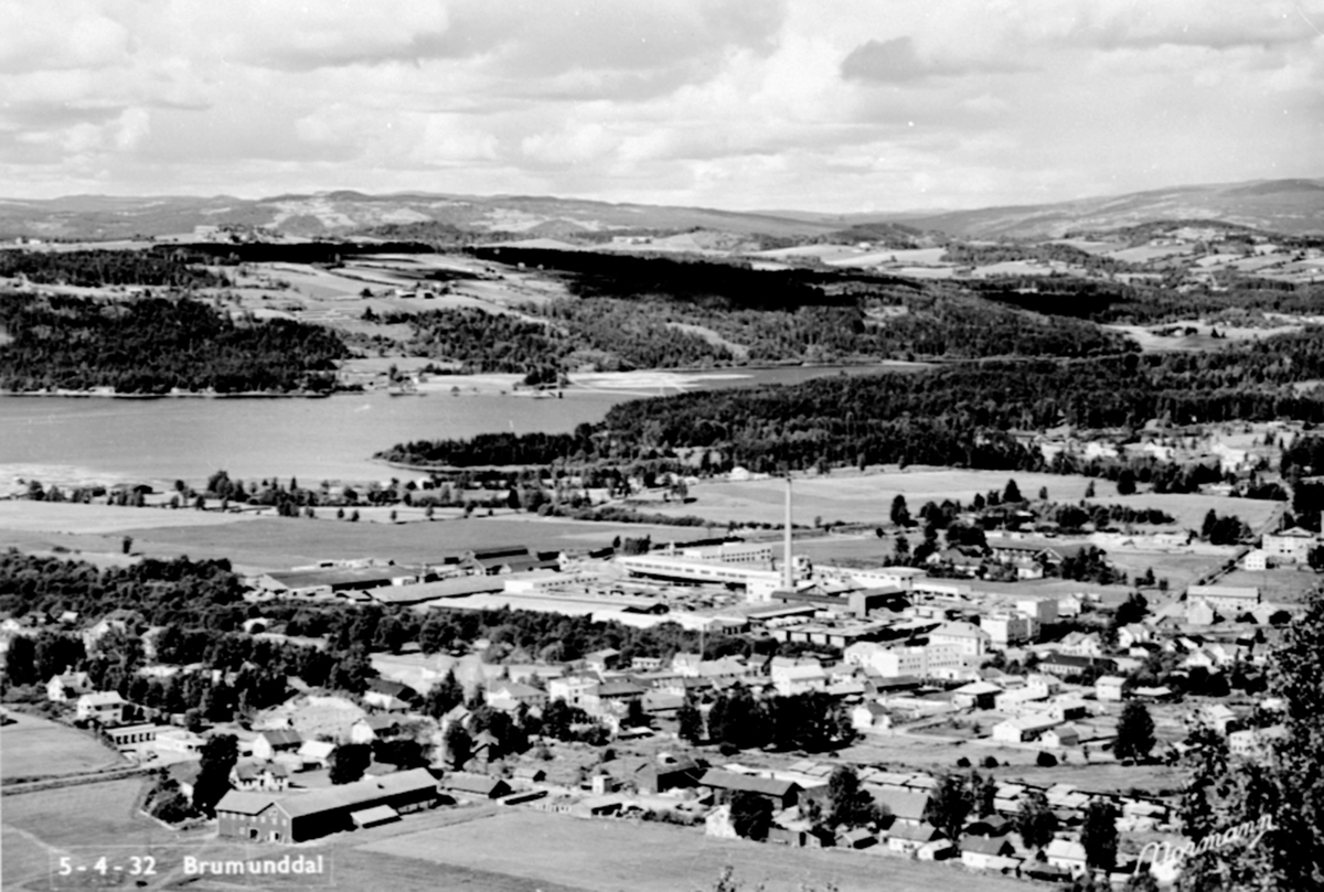 Anno Domkirkeodden, Brumunddal sentrum, Buttekvern til venstre, Berger Langmoen A/S med Langmopipa i midten, landskap.