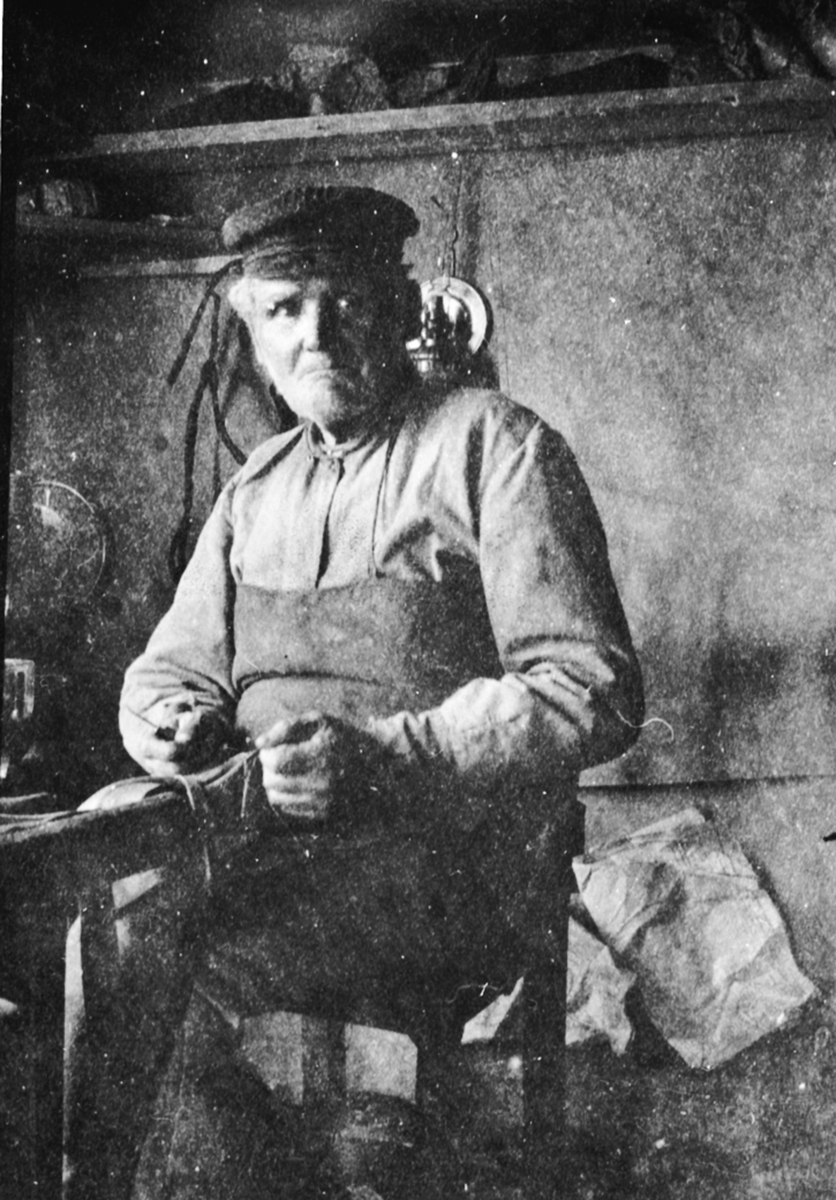 Anno Domkirkeodden, Skomaker Johannes Akselsen (1844-1926) i sitt verksted i Sundby lille, Skredderbakken, Helgøya.