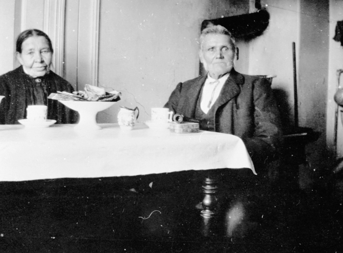 Anno Domkirkeodden, Gullbrudeparet Marit Jensdatter (1855-1939) og Johannes Akselsen (1844-1926), Helgøya ved dekket kaffebord.