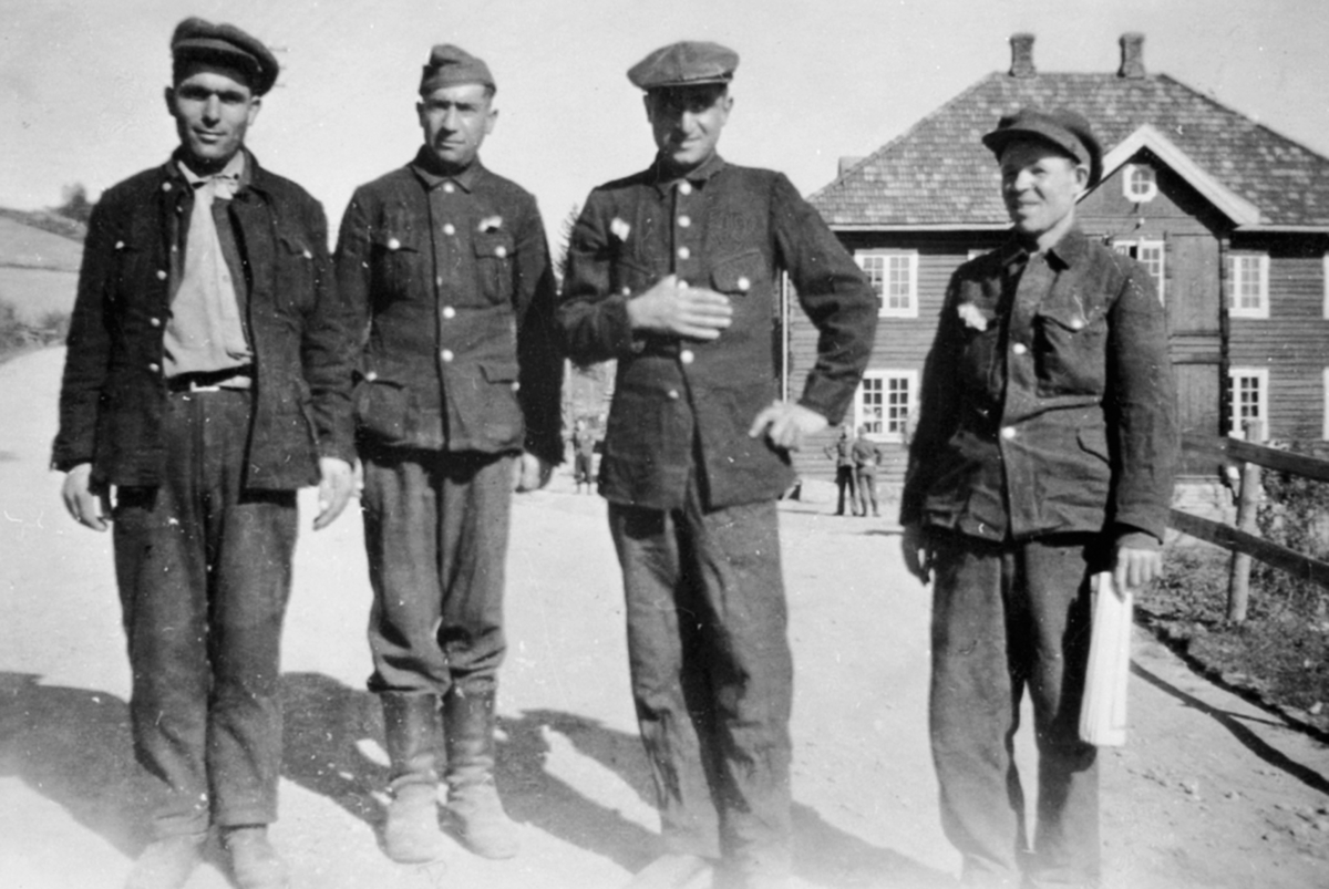 Anno Domkirkeodden, Frie russiske krigsfanger foran krigsfangeliren på Bøndernes Hus, Brøttum, fredsvåren 1945.