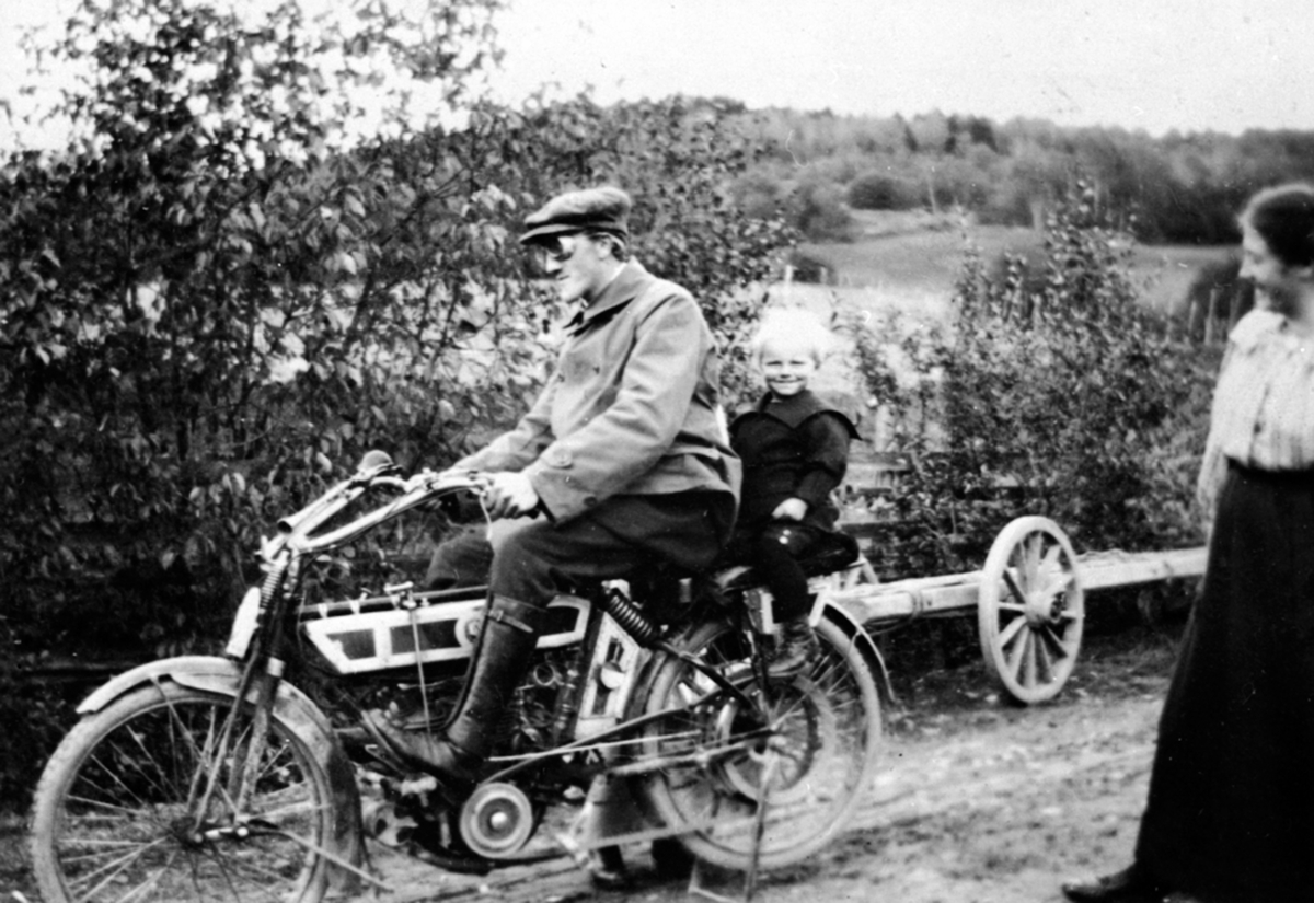 Anno Domkirkeodden, Paul Rogne på motorsykkel på Brøttum, Ringsaker. Gutt bakpå fra Mæhlum nordre. Damen er Ingrid Mæhlum. Motorsykkelen er en europeisk produsert NSU 2 1/2 hk 1913 - 1918