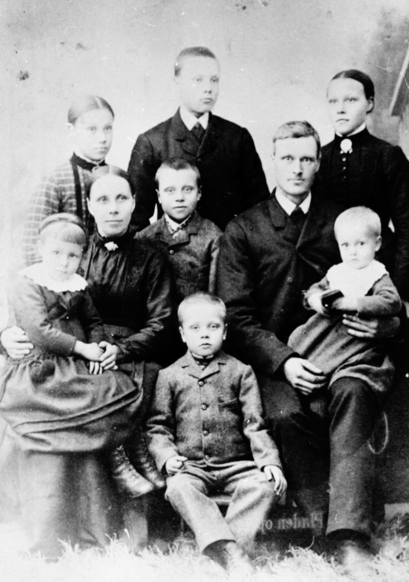 Anno Domkirkeodden, Familien Syljuberget, Eline f.1854 og Ole Syljubakken f.1852. Barna fra venstre er Kristine f.1886, Mathea f.1878, Hans f.1873, Marie f.1875, Johannes. I midten er Kristian f.1880. Foran er Even f.1883.