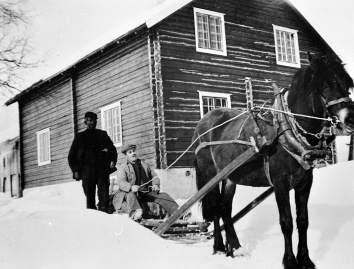 Anno Domkirkeodden, Anton Sletvold kjører feier Nikolai med hest og slede på vinterføre. Sletvolden, Lismarka, Ringsaker.