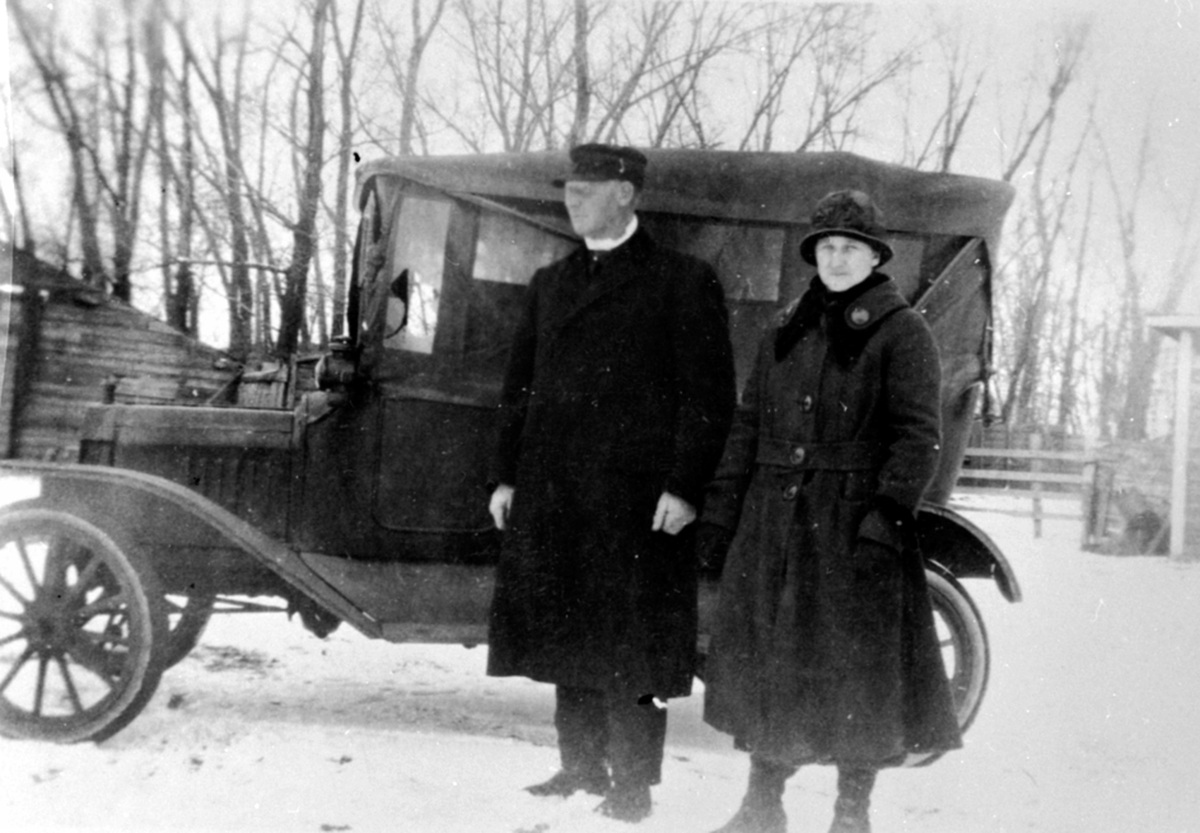 Anno Domkirkeodden, Mann og dame ved bil. USA?, Lismarka, Ringsaker.
