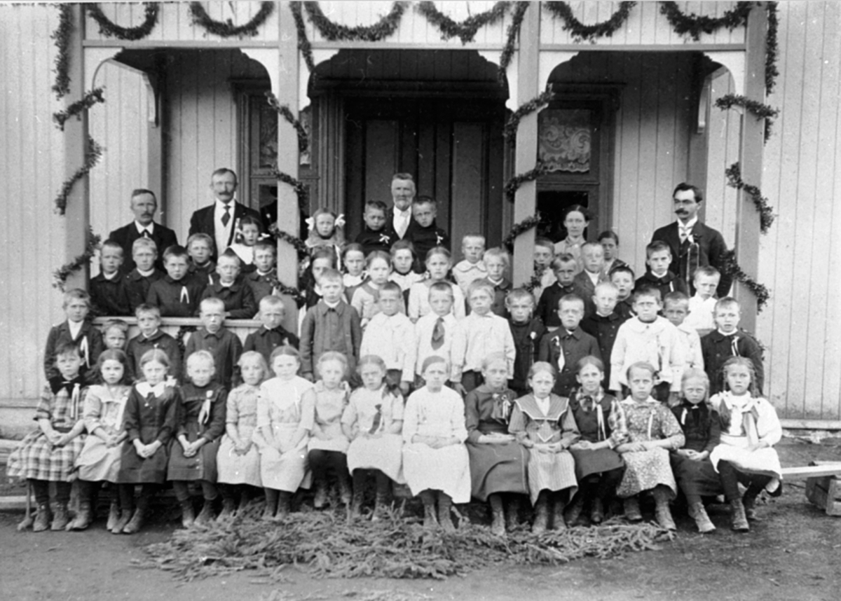 Anno Domkirkeodden, Elever og lærere ved Elverhøy skole, Lismarka, Ringsaker.