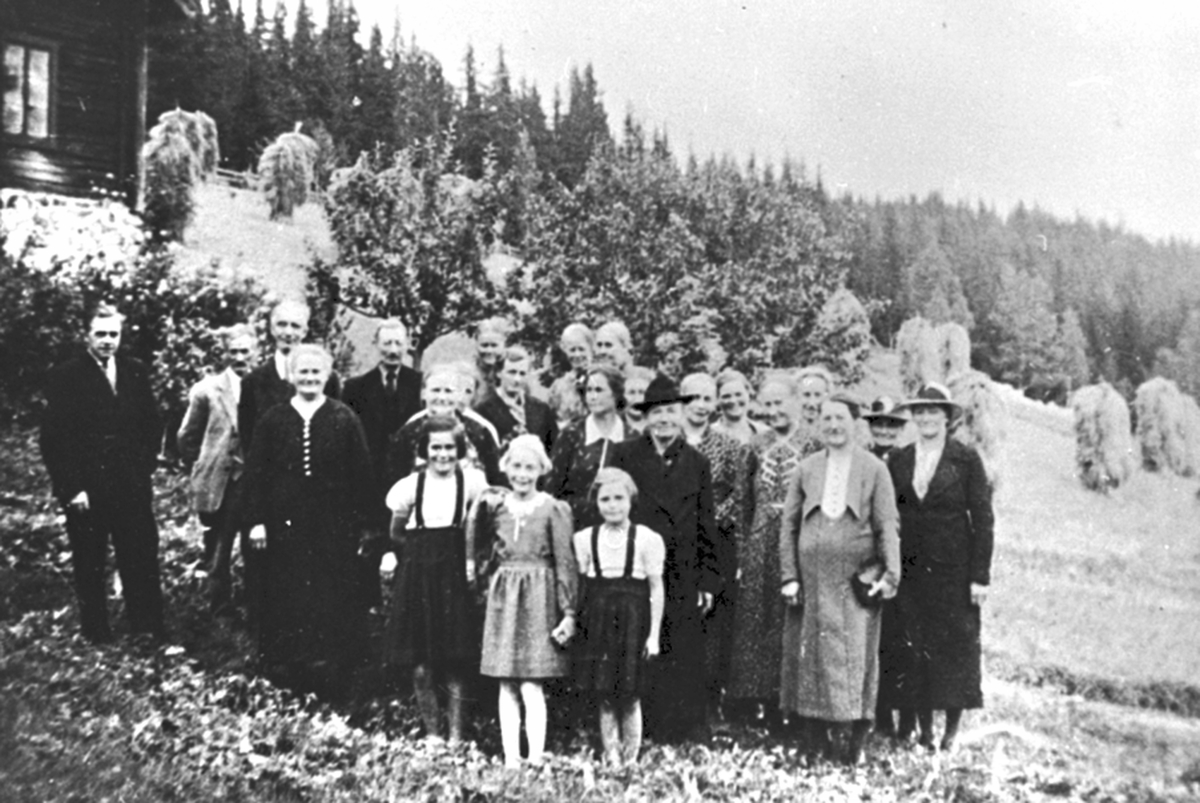 Anno Domkirkeodden, Stor gruppe utendørs, kvinneforening i Svartåssvea, Lismarka, Ringsaker. Kornsnes til tørk.