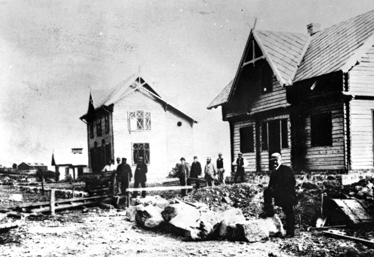 Anno Domkirkeodden, Brøttum jernbanestasjon under bygging. Foran er Christian Berg.