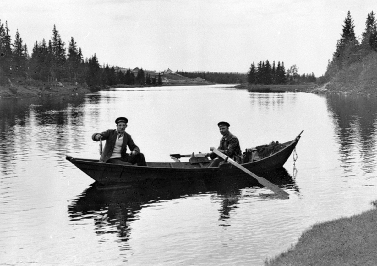 Anno Domkirkeodden, To fiskere i åfløye/robåt på Åsta, Ringsakerfjellet. Kvarstad seter i bakgrunnen. Til venstre er Johannes Tranget.