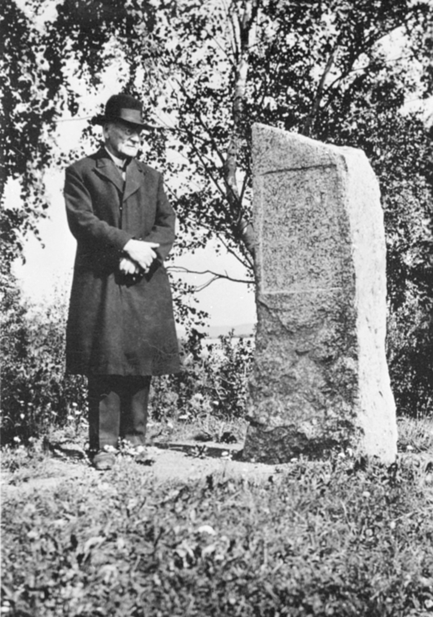Anno Domkirkeodden, Mann ved minnestein.