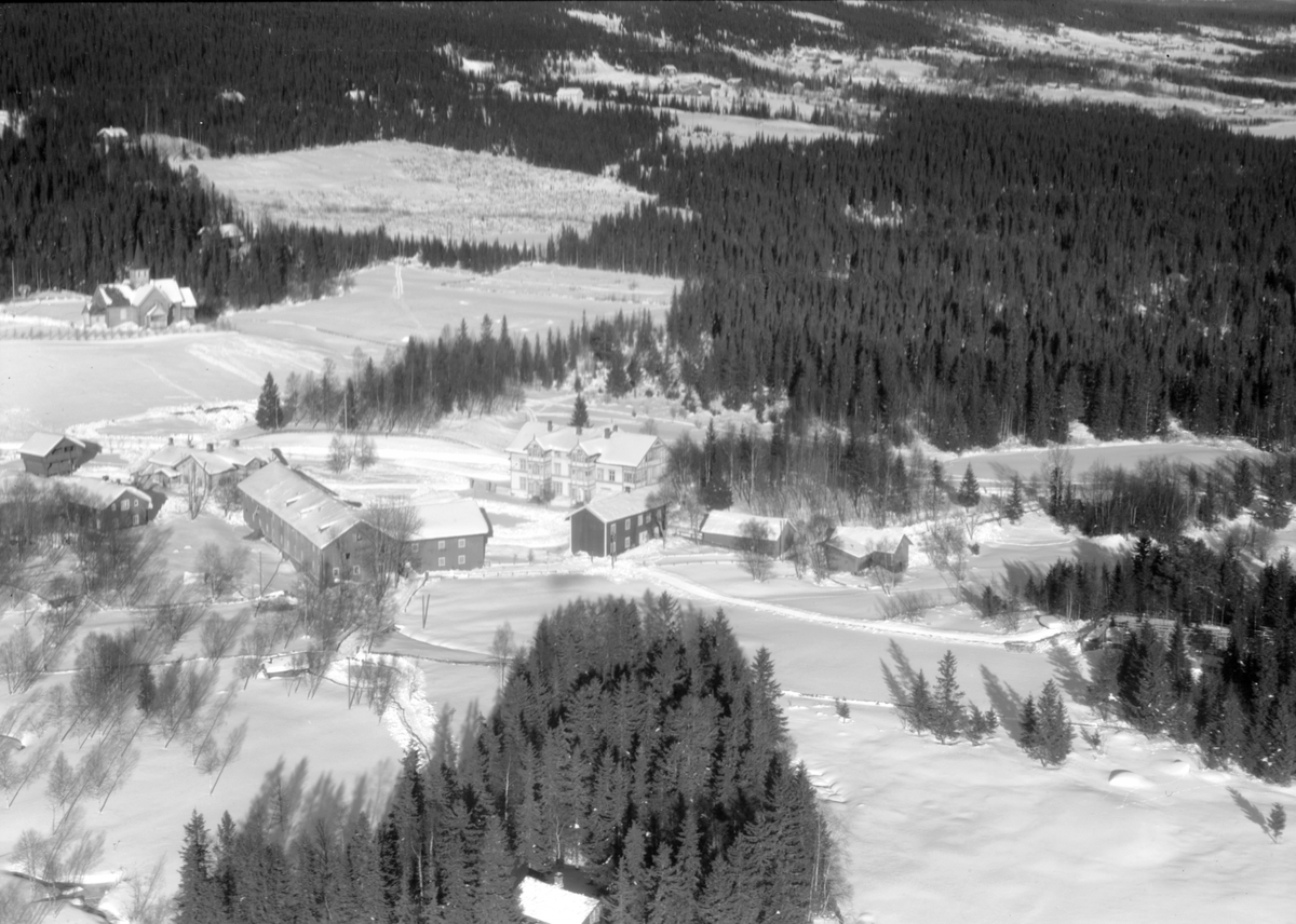 Widerøes Flyveselskap A/S, Flyfoto av Mesna skysstasjon, Mesnalia, Ringsaker. Vinter.