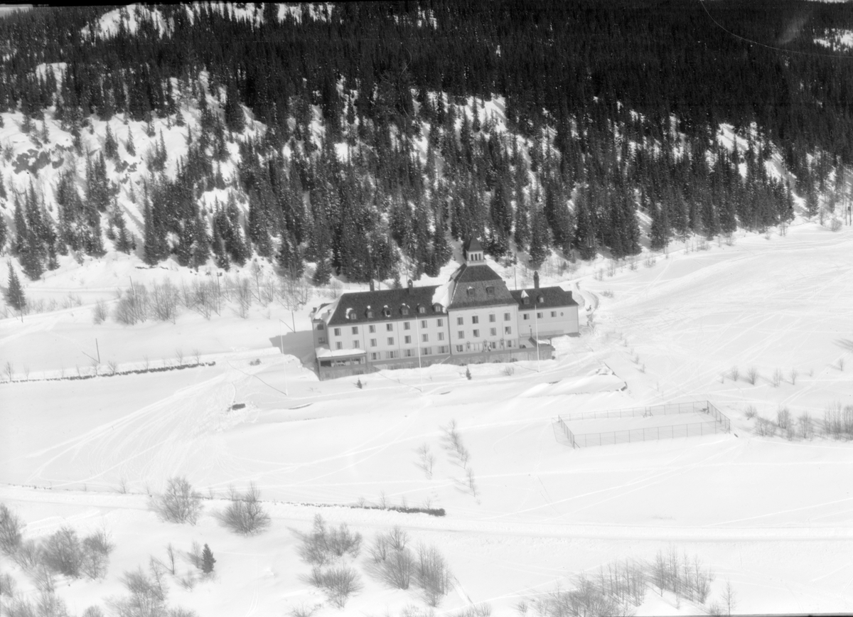 Widerøes Flyveselskap A/S, Flyfoto av Høsbjør turisthotell, Ringsaker, vinter.