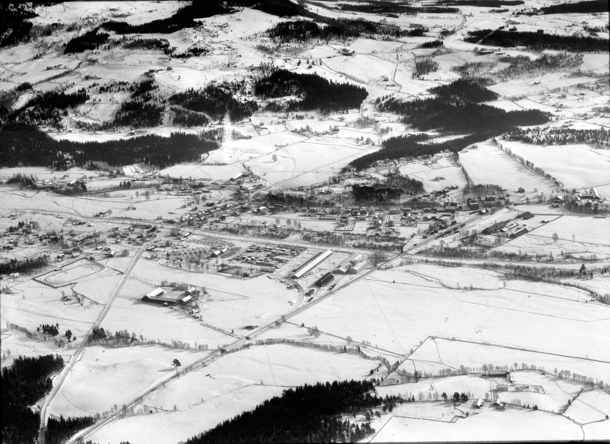 Widerøes Flyveselskap A/S, Flyfoto av Brumunddal. Oversikt fra stor høyde. Vinter.
