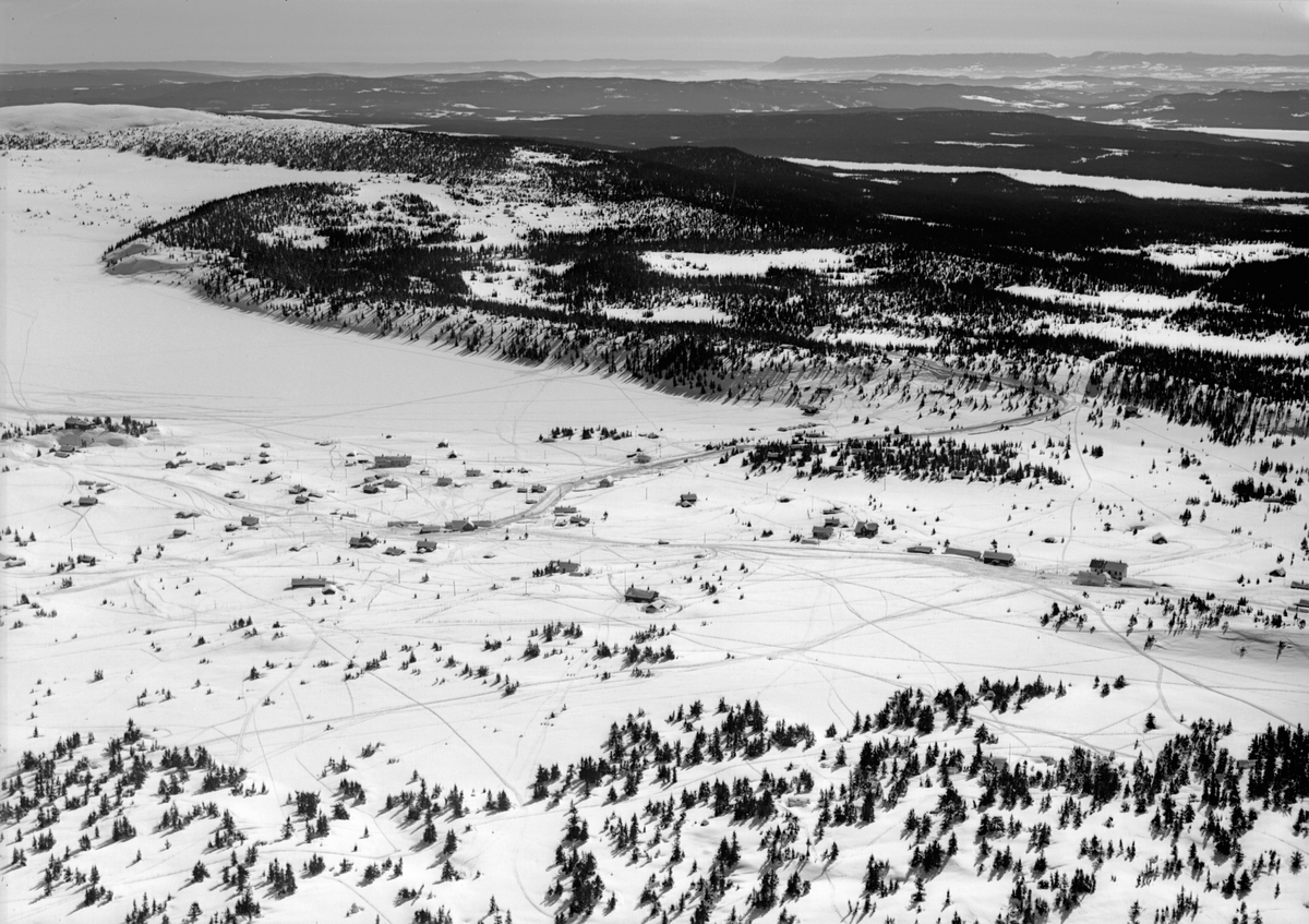Widerøes Flyveselskap A/S, Flyfoto av Sjusjøen, Ringsakerfjellet. Oversikt fra stor høyde.