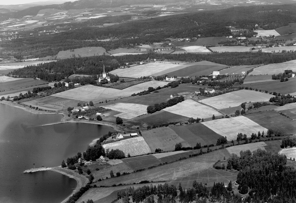Widerøes Flyveselskap A/S, Flyfoto av Ringsaker kirke og omegn.