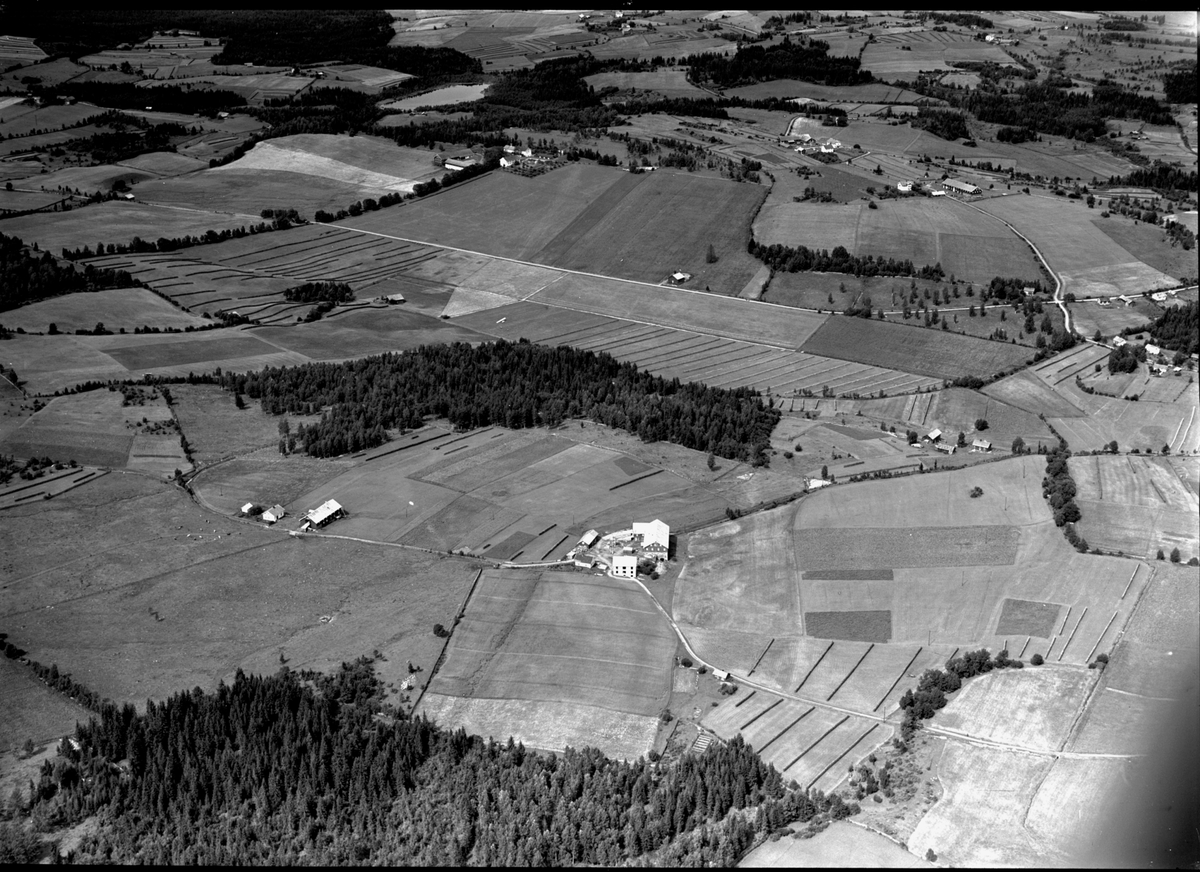 Widerøes Flyveselskap A/S, Flyfoto av Engeskaug gård med Heramb gård i bakgrunnen, Åshøgda, Ringsaker.