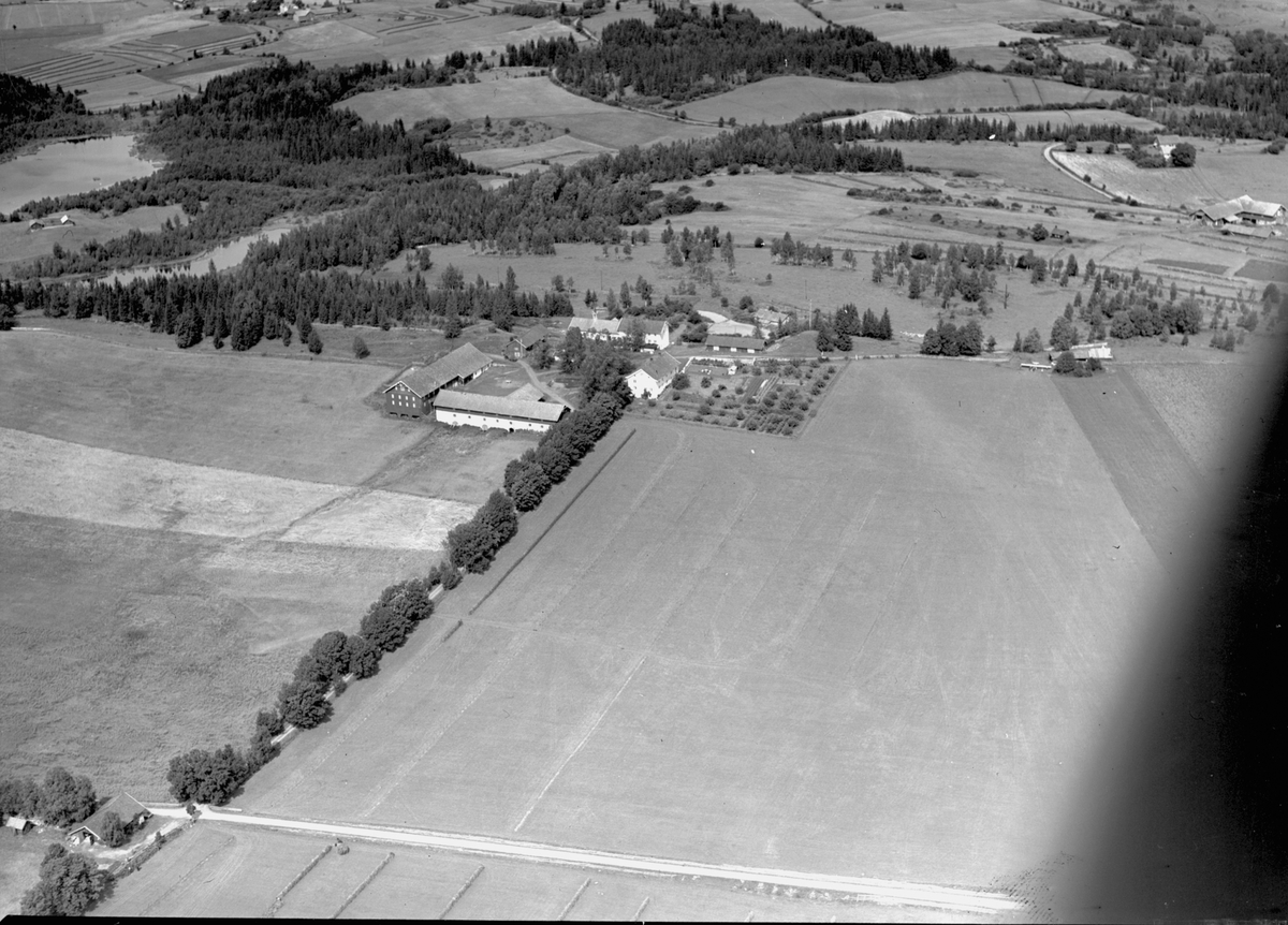 Widerøes Flyveselskap A/S, Flyfoto av Heramb gård, Åshøgda, Ringsaker.