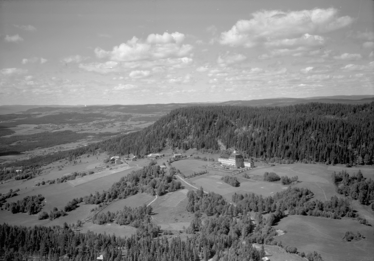 Widerøes Flyveselskap A/S, Flyfoto av Høsbjør turisthotell, Ringsaker.