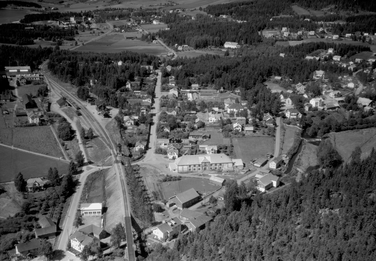 Widerøes Flyveselskap A/S, Flyfoto av Moelv sentrum med Sundgårds Lærfabrikk i forgrunn.