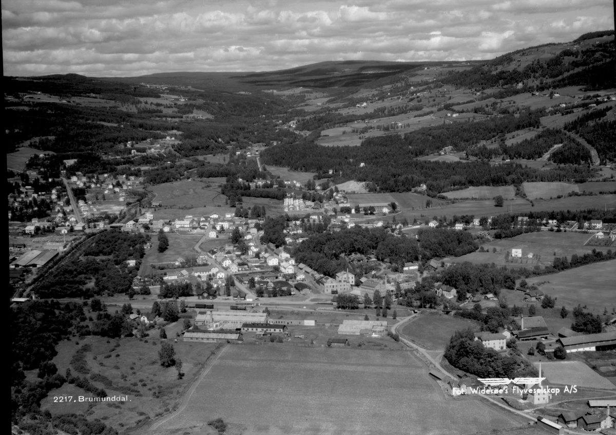 Widerøes Flyveselskap A/S, Flyfoto av Brumunddal sentrum i 1938, Globus fabrikker, Nerkvern gård.