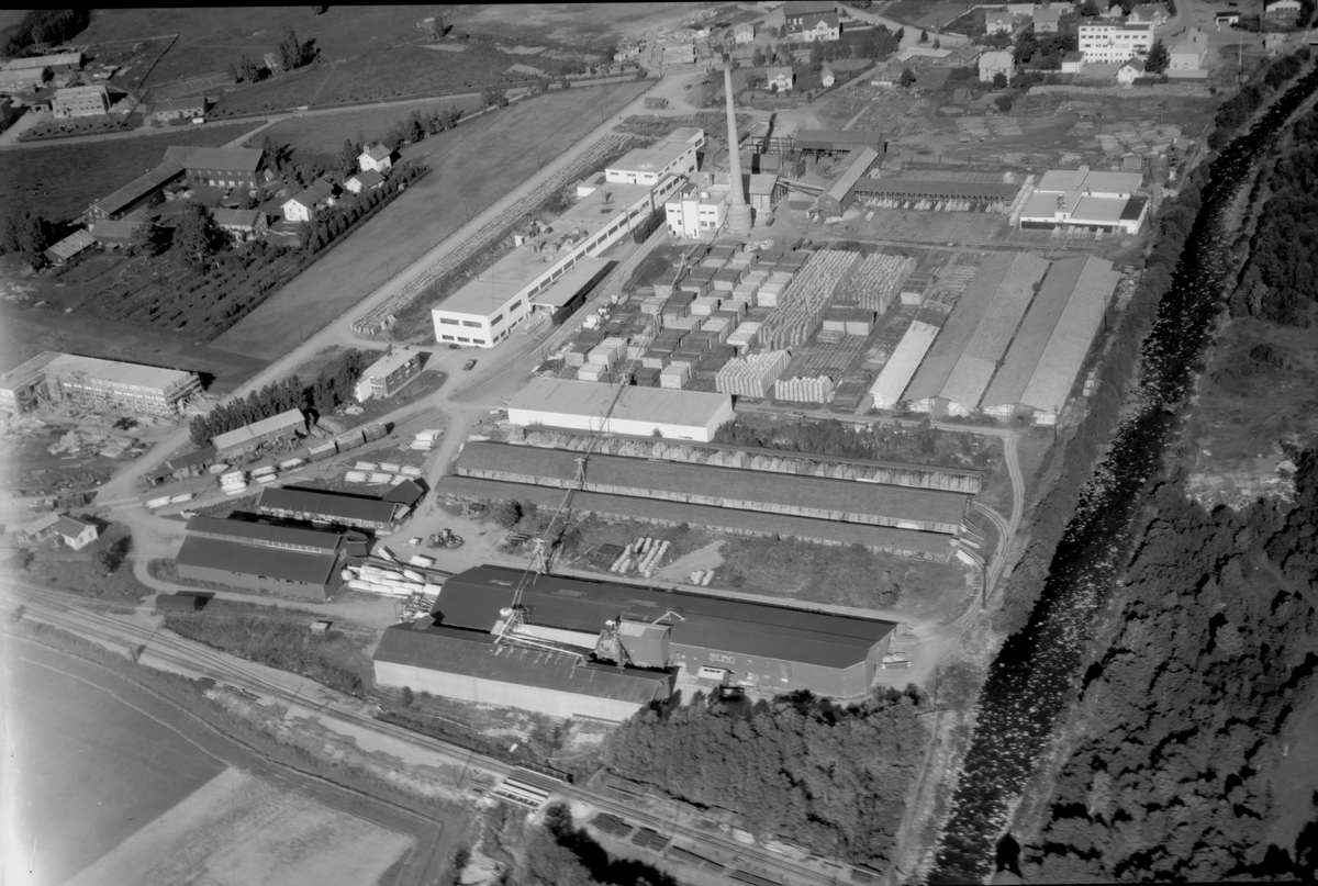 Anno Domkirkeodden, Flyfoto av Berger Langmoen A/S, Brumunddal. Fabrikkområdet.