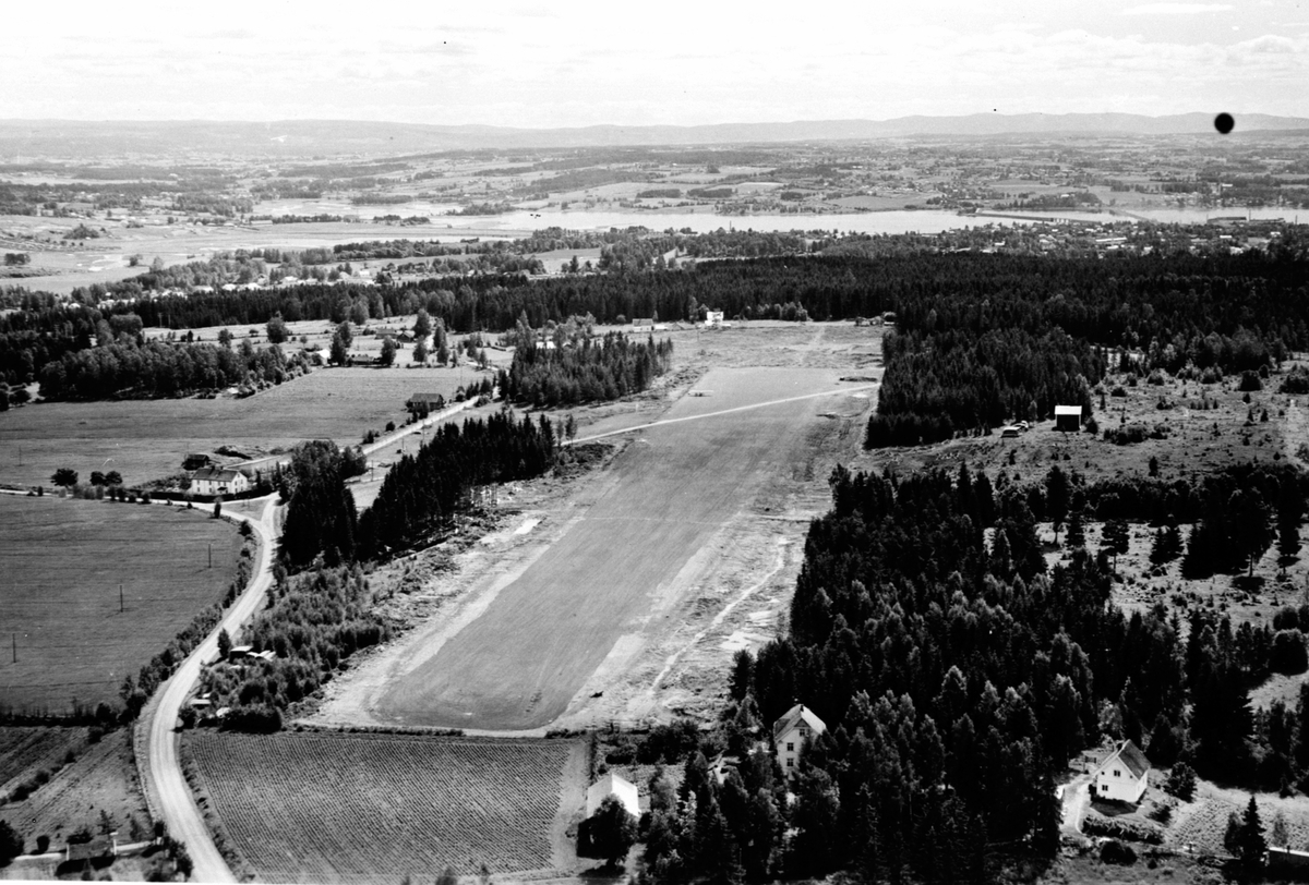 Anno Domkirkeodden, Flyfoto av Hamar flyplass, Stafsberg.