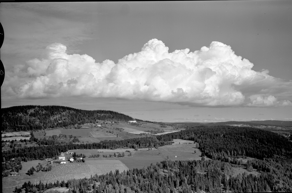 Anno Domkirkeodden, Flyfoto, landskap, Høsbjøråsen, i forgrunnen Stenberg gard, lengre bak i åsen Høsbjør vestre og Høsbjør østre, Furnes.