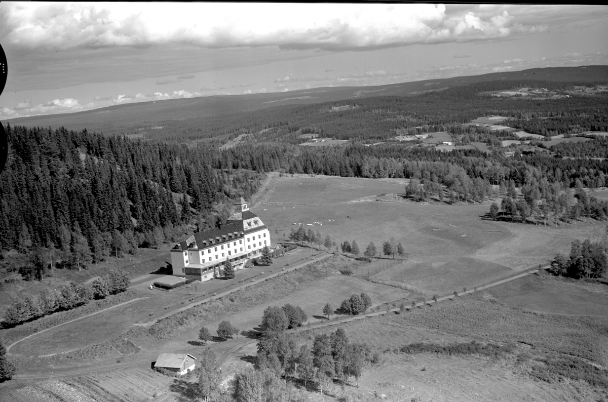 Anno Domkirkeodden, Flyfoto av Høsbjør turisthotell, Furnes, Ringsaker.