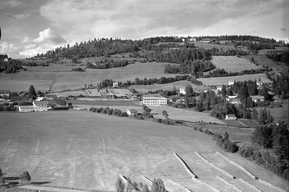 Anno Domkirkeodden, Flyfoto av Brøttum skole, sentrum, landskap.
