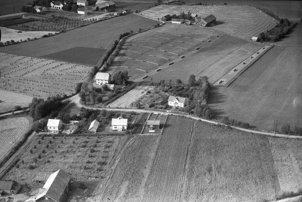 Anno Domkirkeodden, Flyfoto, Dalby, Sund øvre, låven i Skredderbakken i forgrunn, Toftes Gave, Helgøya.