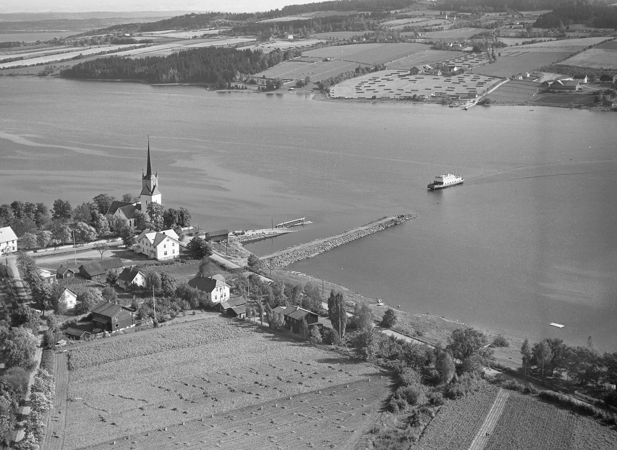 Anno Domkirkeodden, Flyfoto, Tingnes, Nes kirke, Hamar-Kapp fergen, brygge, Nes, Hedmark, Helgøya. Brua over til Helgøya er påbegynt.