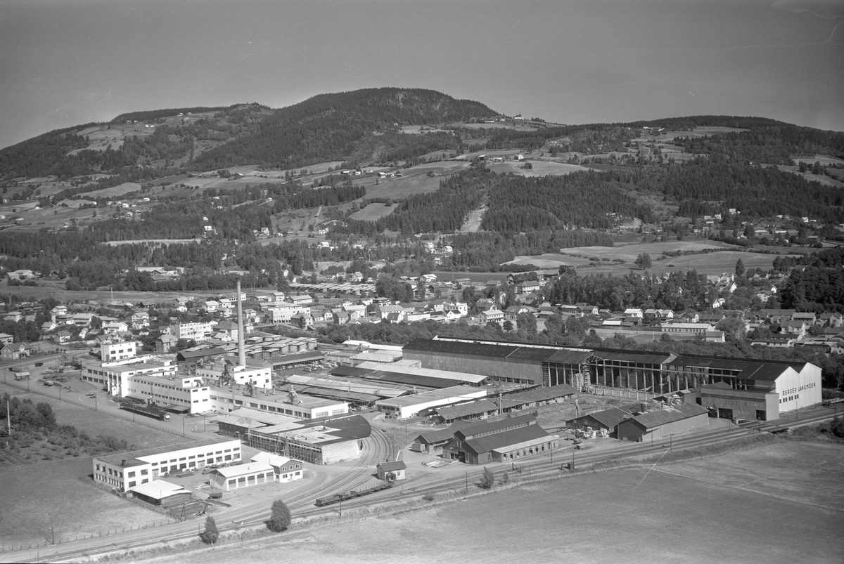 Anno Domkirkeodden, Flyfoto av Berger Langmoen fabrikk, Langmosaga, Brumunddal, Høsbjøråsen.