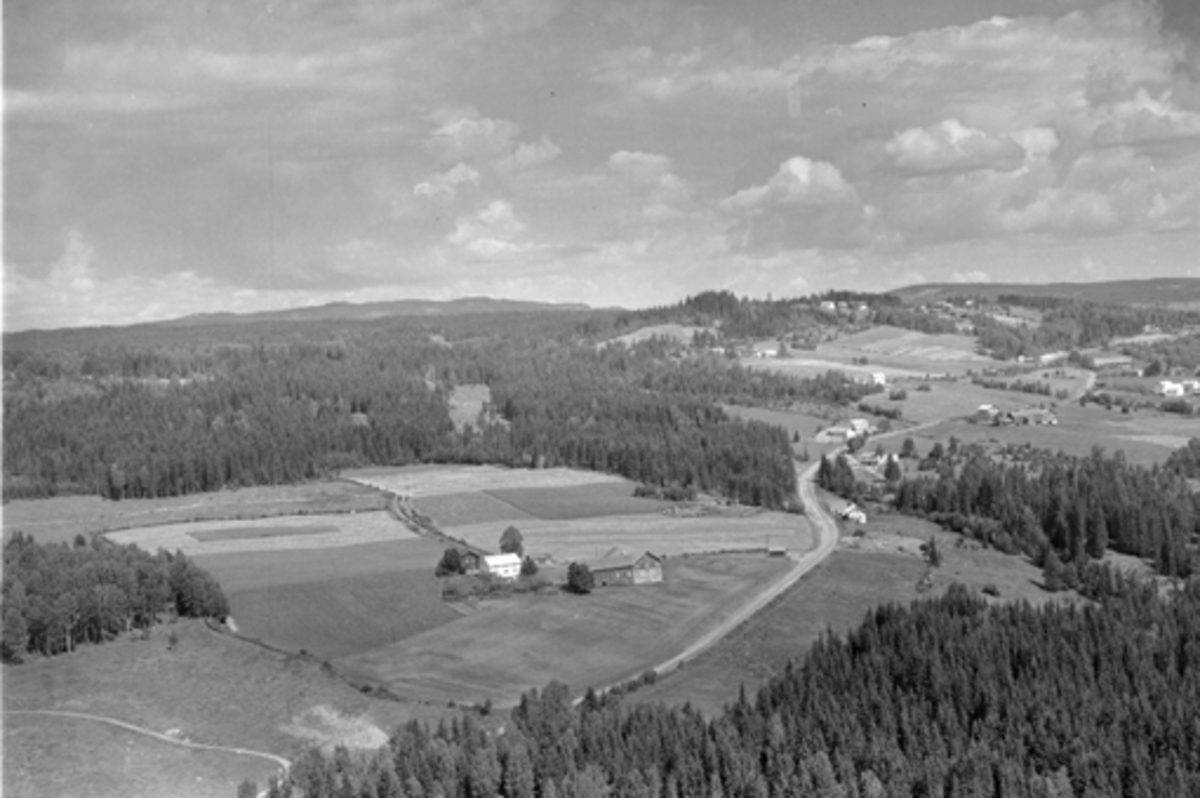 Anno Domkirkeodden, Flyfoto av Østby gard, Veldre, Ringsaker. Bebyggelse langs Narudvegen.