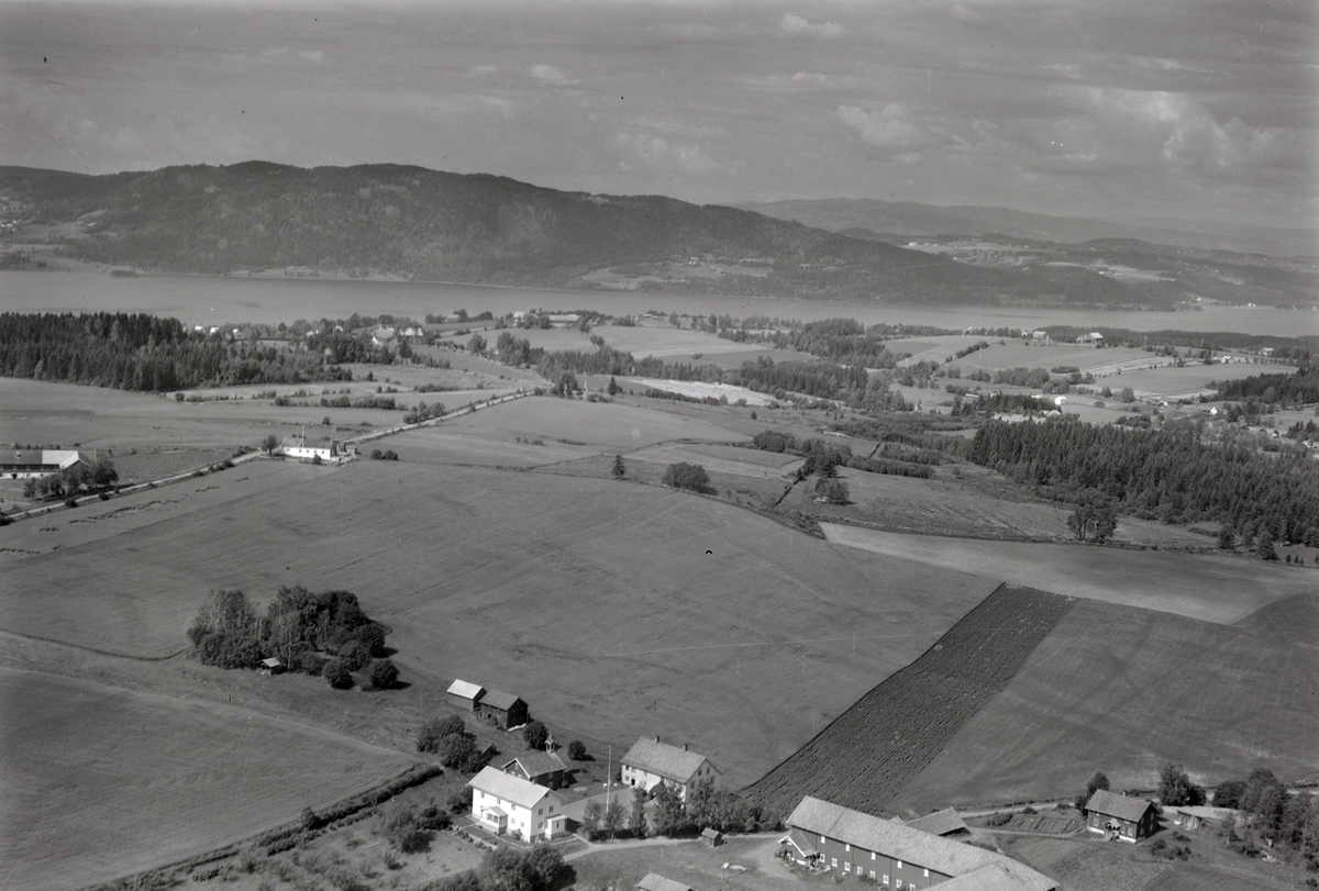 Anno Domkirkeodden, Flyfoto av Furnes, Dæhli gard, landskap, Mjøsa, Bangsberg, bedehuset Karmel.