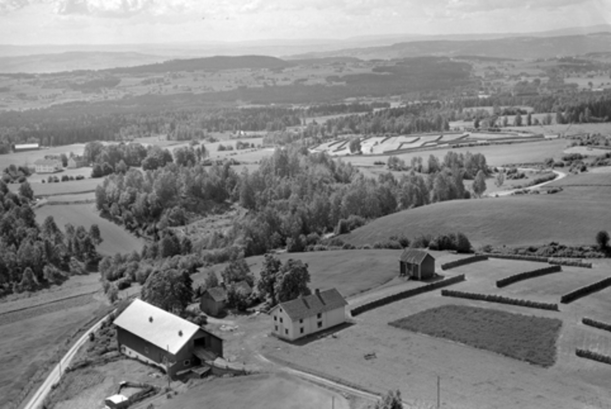 Anno Domkirkeodden, Flyfoto av Røsbak gard i Furnesåsen, Ringsaker, Landskap, høyhesjer.